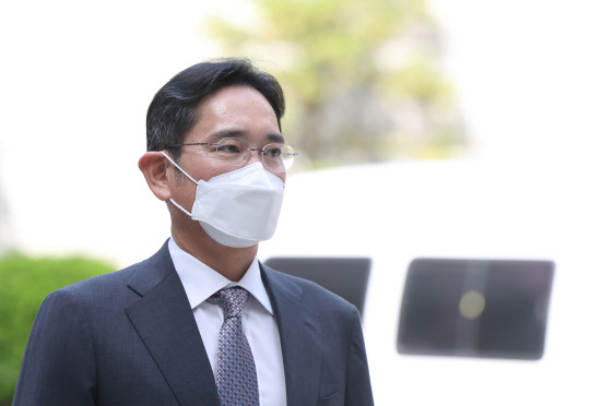 이재용 삼성전자 부회장이 지난달 28일 서초구 서울중앙지법에서 열린 회계부정·부당합병 관련 1심 속행 공판에 출석하기 위해 법정으로 향하고 있다. 연합뉴스